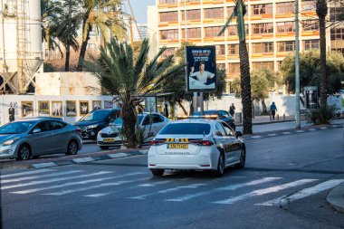 Tel Aviv, İsrail - 4 Mart 2022 Coronavirus salgını sırasında Tel Aviv sokaklarında dolaşan polis arabası İsrail 'i vurdu.