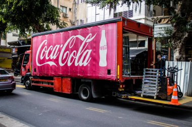 Tel Aviv, İsrail - 4 Mart 2022 Coronavirus salgını sırasında Tel Aviv sokaklarında dolaşan nakliye kamyonu İsrail 'i vurdu