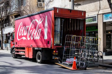 Tel Aviv, İsrail - 4 Mart 2022 Coronavirus salgını sırasında Tel Aviv sokaklarında dolaşan nakliye kamyonu İsrail 'i vurdu