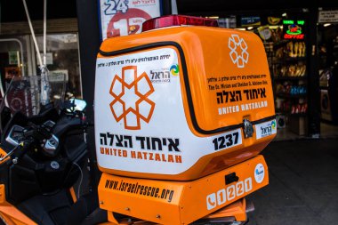 Tel Aviv, İsrail - 4 Mart 2022 Ambulans Coronavirus salgını sırasında Tel Aviv sokaklarından geçerek İsrail 'i vurdu