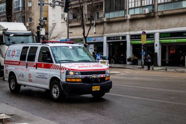 Tel Aviv, İsrail - 4 Mart 2022 Ambulans Coronavirus salgını sırasında Tel Aviv sokaklarından geçerek İsrail 'i vurdu