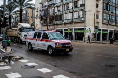Tel Aviv, İsrail - 4 Mart 2022 Ambulans Coronavirus salgını sırasında Tel Aviv sokaklarından geçerek İsrail 'i vurdu