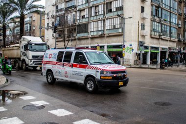 Tel Aviv, İsrail - 4 Mart 2022 Ambulans Coronavirus salgını sırasında Tel Aviv sokaklarından geçerek İsrail 'i vurdu