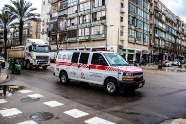 Tel Aviv, İsrail - 4 Mart 2022 Ambulans Coronavirus salgını sırasında Tel Aviv sokaklarından geçerek İsrail 'i vurdu