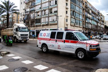 Tel Aviv, İsrail - 4 Mart 2022 Ambulans Coronavirus salgını sırasında Tel Aviv sokaklarından geçerek İsrail 'i vurdu