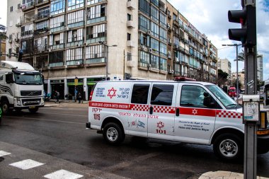 Tel Aviv, İsrail - 4 Mart 2022 Ambulans Coronavirus salgını sırasında Tel Aviv sokaklarından geçerek İsrail 'i vurdu