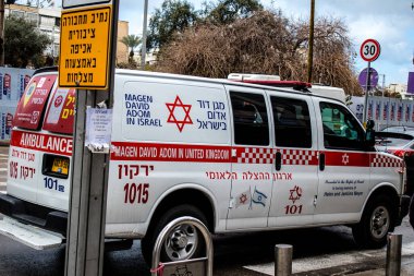 Tel Aviv, İsrail - 4 Mart 2022 Ambulans Coronavirus salgını sırasında Tel Aviv sokaklarından geçerek İsrail 'i vurdu
