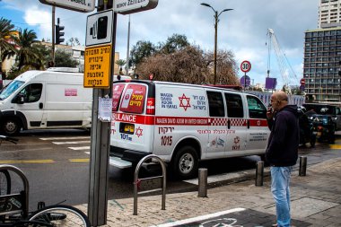 Tel Aviv, İsrail - 4 Mart 2022 Ambulans Coronavirus salgını sırasında Tel Aviv sokaklarından geçerek İsrail 'i vurdu
