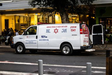 Tel Aviv, İsrail - 4 Mart 2022 Ambulans Coronavirus salgını sırasında Tel Aviv sokaklarından geçerek İsrail 'i vurdu