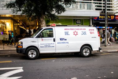 Tel Aviv, İsrail - 4 Mart 2022 Ambulans Coronavirus salgını sırasında Tel Aviv sokaklarından geçerek İsrail 'i vurdu