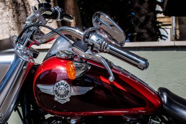 Tel Aviv, İsrail - 4 Mart 2022 Harley Davidson motosikleti Tel Aviv 'in en büyük ikinci şehri olan Tel Aviv' in şehir merkezinin sokaklarına park etti.