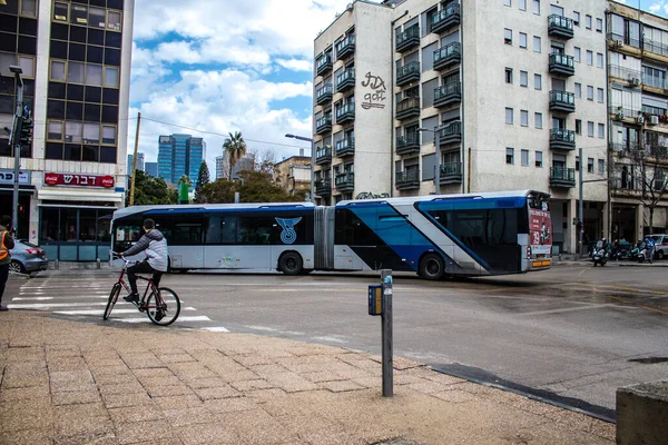 以色列特拉维夫 2022年3月4日 在禽流感爆发袭击以色列期间 乘坐公共汽车穿过特拉维夫的街道 必须戴上口罩 — 图库照片