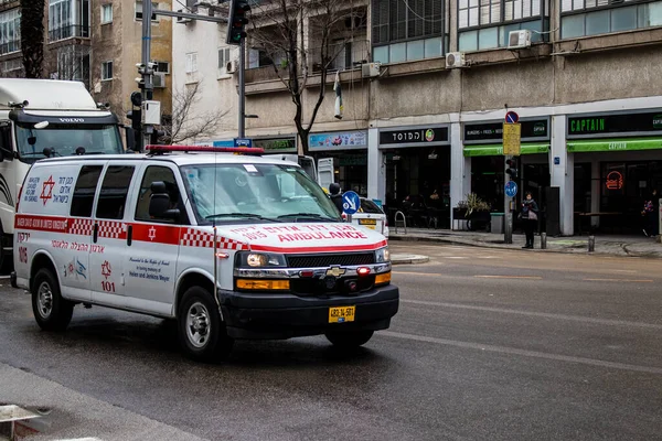 Tel Aviv, İsrail - 4 Mart 2022 Ambulans Coronavirus salgını sırasında Tel Aviv sokaklarından geçerek İsrail 'i vurdu