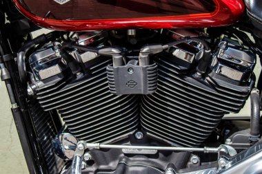 Tel Aviv, İsrail - 4 Mart 2022 Harley Davidson motosikleti Tel Aviv 'in en büyük ikinci şehri olan Tel Aviv' in şehir merkezinin sokaklarına park etti.