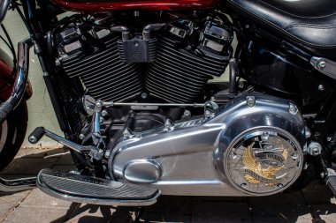 Tel Aviv, İsrail - 4 Mart 2022 Harley Davidson motosikleti Tel Aviv 'in en büyük ikinci şehri olan Tel Aviv' in şehir merkezinin sokaklarına park etti.