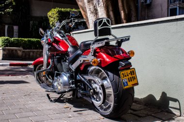 Tel Aviv, İsrail - 4 Mart 2022 Harley Davidson motosikleti Tel Aviv 'in en büyük ikinci şehri olan Tel Aviv' in şehir merkezinin sokaklarına park etti.