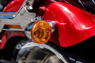Tel Aviv, İsrail - 4 Mart 2022 Harley Davidson motosikleti Tel Aviv 'in en büyük ikinci şehri olan Tel Aviv' in şehir merkezinin sokaklarına park etti.