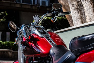 Tel Aviv, İsrail - 4 Mart 2022 Harley Davidson motosikleti Tel Aviv 'in en büyük ikinci şehri olan Tel Aviv' in şehir merkezinin sokaklarına park etti.
