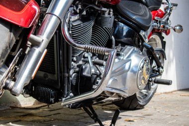 Tel Aviv, İsrail - 4 Mart 2022 Harley Davidson motosikleti Tel Aviv 'in en büyük ikinci şehri olan Tel Aviv' in şehir merkezinin sokaklarına park etti.