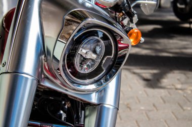 Tel Aviv, İsrail - 4 Mart 2022 Harley Davidson motosikleti Tel Aviv 'in en büyük ikinci şehri olan Tel Aviv' in şehir merkezinin sokaklarına park etti.