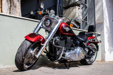 Tel Aviv, İsrail - 4 Mart 2022 Harley Davidson motosikleti Tel Aviv 'in en büyük ikinci şehri olan Tel Aviv' in şehir merkezinin sokaklarına park etti.