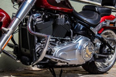 Tel Aviv, İsrail - 4 Mart 2022 Harley Davidson motosikleti Tel Aviv 'in en büyük ikinci şehri olan Tel Aviv' in şehir merkezinin sokaklarına park etti.