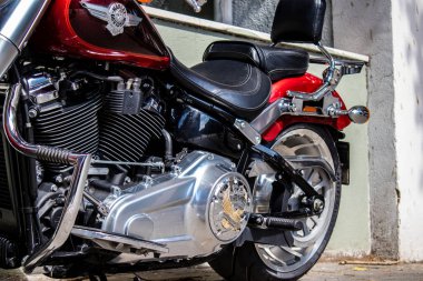 Tel Aviv, İsrail - 4 Mart 2022 Harley Davidson motosikleti Tel Aviv 'in en büyük ikinci şehri olan Tel Aviv' in şehir merkezinin sokaklarına park etti.