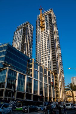 Tel Aviv, İsrail - 5 Mart 2022 Tel Aviv 'in metropol bölgesinin şehir merkezi İsrail' in en büyük ikinci şehri
