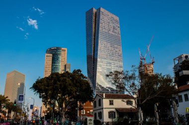 Tel Aviv, İsrail - 5 Mart 2022 Tel Aviv 'in metropol bölgesinin şehir merkezi İsrail' in en büyük ikinci şehri