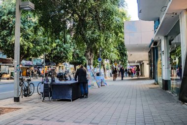 Tel Aviv, İsrail - 5 Mart 2022 Tel Aviv 'in metropol bölgesinin şehir merkezi İsrail' in en büyük ikinci şehri