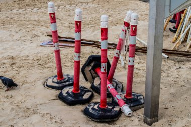 Tel Aviv, İsrail - 6 Mart 2022 Tel Aviv 'in ana plajındaki güvenlik ve spor tesisleri, İsrail' in dört bir yanından gelen beyaz kumsal plajları ve aynı zamanda dünyanın dört bir yanından gelen ziyaretçileri ağırlıyor.