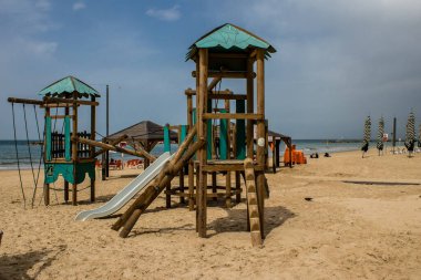 Tel Aviv, İsrail - 6 Mart 2022 Tel Aviv 'in ana plajındaki güvenlik ve spor tesisleri, İsrail' in dört bir yanından gelen beyaz kumsal plajları ve aynı zamanda dünyanın dört bir yanından gelen ziyaretçileri ağırlıyor.