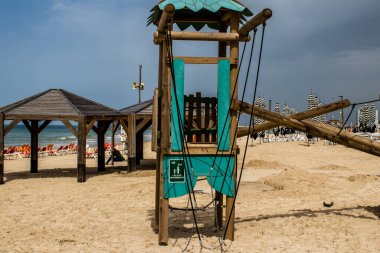 Tel Aviv, İsrail - 6 Mart 2022 Tel Aviv 'in ana plajındaki güvenlik ve spor tesisleri, İsrail' in dört bir yanından gelen beyaz kumsal plajları ve aynı zamanda dünyanın dört bir yanından gelen ziyaretçileri ağırlıyor.