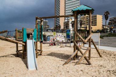 Tel Aviv, İsrail - 6 Mart 2022 Tel Aviv 'in ana plajındaki güvenlik ve spor tesisleri, İsrail' in dört bir yanından gelen beyaz kumsal plajları ve aynı zamanda dünyanın dört bir yanından gelen ziyaretçileri ağırlıyor.