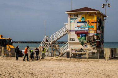 Tel Aviv, İsrail - 6 Mart 2022 Tel Aviv 'in ana plajındaki güvenlik ve spor tesisleri, İsrail' in dört bir yanından gelen beyaz kumsal plajları ve aynı zamanda dünyanın dört bir yanından gelen ziyaretçileri ağırlıyor.