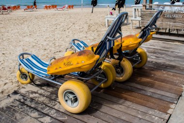 Tel Aviv, İsrail - 6 Mart 2022 Tel Aviv 'in ana plajındaki güvenlik ve spor tesisleri, İsrail' in dört bir yanından gelen beyaz kumsal plajları ve aynı zamanda dünyanın dört bir yanından gelen ziyaretçileri ağırlıyor.