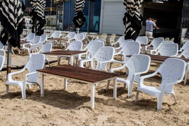 Tel Aviv, İsrail - 6 Mart 2022 Tel Aviv 'in ana plajındaki güvenlik ve spor tesisleri, İsrail' in dört bir yanından gelen beyaz kumsal plajları ve aynı zamanda dünyanın dört bir yanından gelen ziyaretçileri ağırlıyor.
