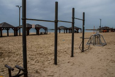 Tel Aviv, İsrail - 6 Mart 2022 Tel Aviv 'in ana plajındaki güvenlik ve spor tesisleri, İsrail' in dört bir yanından gelen beyaz kumsal plajları ve aynı zamanda dünyanın dört bir yanından gelen ziyaretçileri ağırlıyor.