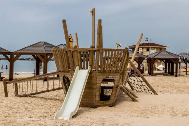 Tel Aviv, İsrail - 6 Mart 2022 Tel Aviv 'in ana plajındaki güvenlik ve spor tesisleri, İsrail' in dört bir yanından gelen beyaz kumsal plajları ve aynı zamanda dünyanın dört bir yanından gelen ziyaretçileri ağırlıyor.