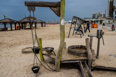 Tel Aviv, İsrail - 6 Mart 2022 Tel Aviv 'in ana plajındaki güvenlik ve spor tesisleri, İsrail' in dört bir yanından gelen beyaz kumsal plajları ve aynı zamanda dünyanın dört bir yanından gelen ziyaretçileri ağırlıyor.