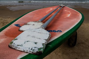 Tel Aviv, İsrail - 6 Mart 2022 Tel Aviv 'in ana plajındaki güvenlik ve spor tesisleri, İsrail' in dört bir yanından gelen beyaz kumsal plajları ve aynı zamanda dünyanın dört bir yanından gelen ziyaretçileri ağırlıyor.