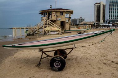 Tel Aviv, İsrail - 6 Mart 2022 Tel Aviv 'in ana plajındaki güvenlik ve spor tesisleri, İsrail' in dört bir yanından gelen beyaz kumsal plajları ve aynı zamanda dünyanın dört bir yanından gelen ziyaretçileri ağırlıyor.