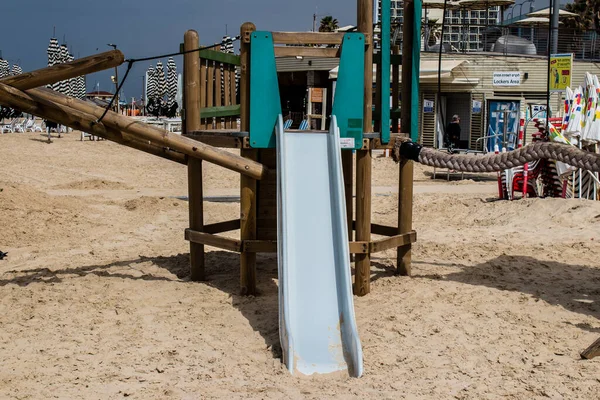 Tel Aviv, İsrail - 6 Mart 2022 Tel Aviv 'in ana plajındaki güvenlik ve spor tesisleri, İsrail' in dört bir yanından gelen beyaz kumsal plajları ve aynı zamanda dünyanın dört bir yanından gelen ziyaretçileri ağırlıyor.