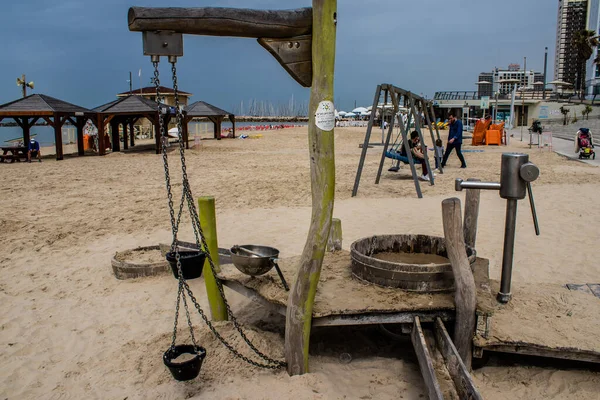 Tel Aviv, İsrail - 6 Mart 2022 Tel Aviv 'in ana plajındaki güvenlik ve spor tesisleri, İsrail' in dört bir yanından gelen beyaz kumsal plajları ve aynı zamanda dünyanın dört bir yanından gelen ziyaretçileri ağırlıyor.