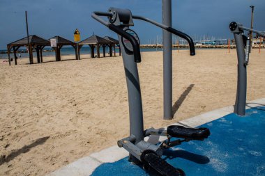 Tel Aviv, İsrail - 6 Mart 2022 Tel Aviv 'in ana plajındaki güvenlik ve spor tesisleri, İsrail' in dört bir yanından gelen beyaz kumsal plajları ve aynı zamanda dünyanın dört bir yanından gelen ziyaretçileri ağırlıyor.
