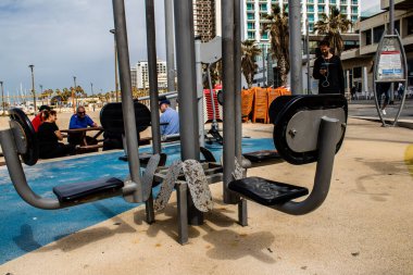 Tel Aviv, İsrail - 6 Mart 2022 Tel Aviv 'in ana plajındaki güvenlik ve spor tesisleri, İsrail' in dört bir yanından gelen beyaz kumsal plajları ve aynı zamanda dünyanın dört bir yanından gelen ziyaretçileri ağırlıyor.