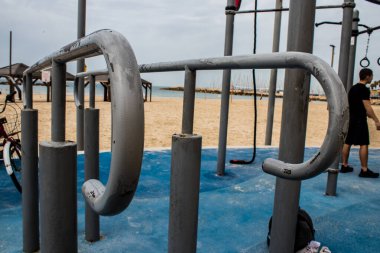 Tel Aviv, İsrail - 6 Mart 2022 Tel Aviv 'in ana plajındaki güvenlik ve spor tesisleri, İsrail' in dört bir yanından gelen beyaz kumsal plajları ve aynı zamanda dünyanın dört bir yanından gelen ziyaretçileri ağırlıyor.