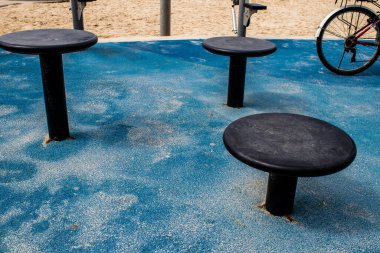 Tel Aviv, İsrail - 6 Mart 2022 Tel Aviv 'in ana plajındaki güvenlik ve spor tesisleri, İsrail' in dört bir yanından gelen beyaz kumsal plajları ve aynı zamanda dünyanın dört bir yanından gelen ziyaretçileri ağırlıyor.