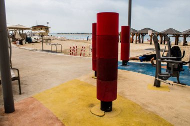 Tel Aviv, İsrail - 6 Mart 2022 Tel Aviv 'in ana plajındaki güvenlik ve spor tesisleri, İsrail' in dört bir yanından gelen beyaz kumsal plajları ve aynı zamanda dünyanın dört bir yanından gelen ziyaretçileri ağırlıyor.