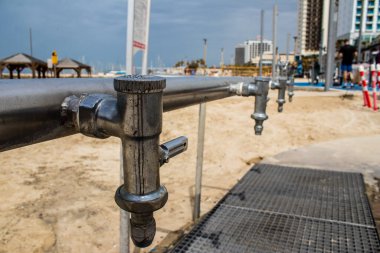 Tel Aviv, İsrail - 6 Mart 2022 Tel Aviv 'in ana plajındaki güvenlik ve spor tesisleri, İsrail' in dört bir yanından gelen beyaz kumsal plajları ve aynı zamanda dünyanın dört bir yanından gelen ziyaretçileri ağırlıyor.